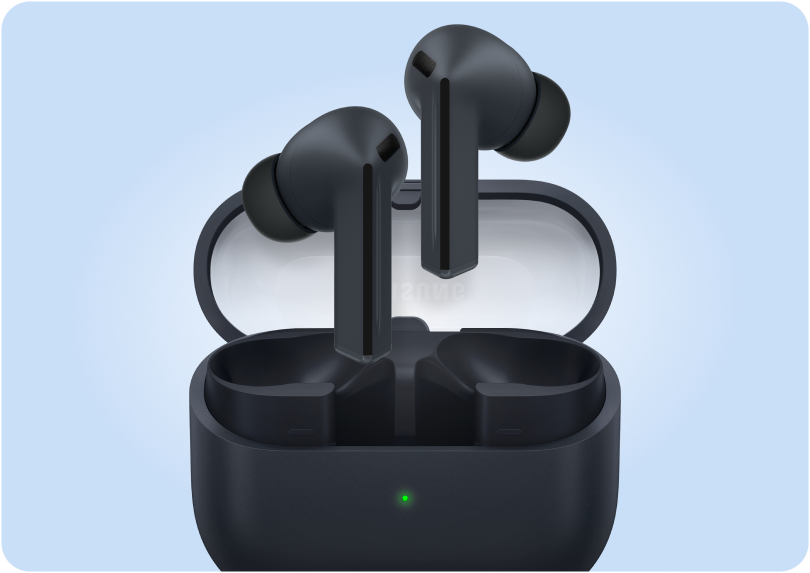 A hand holding the Z flip7 showing the bigger 6.5 inch cover screen